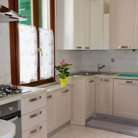 Isola Del Lido, Luminoso, Immerso Nel Verde, Per 5 Daire